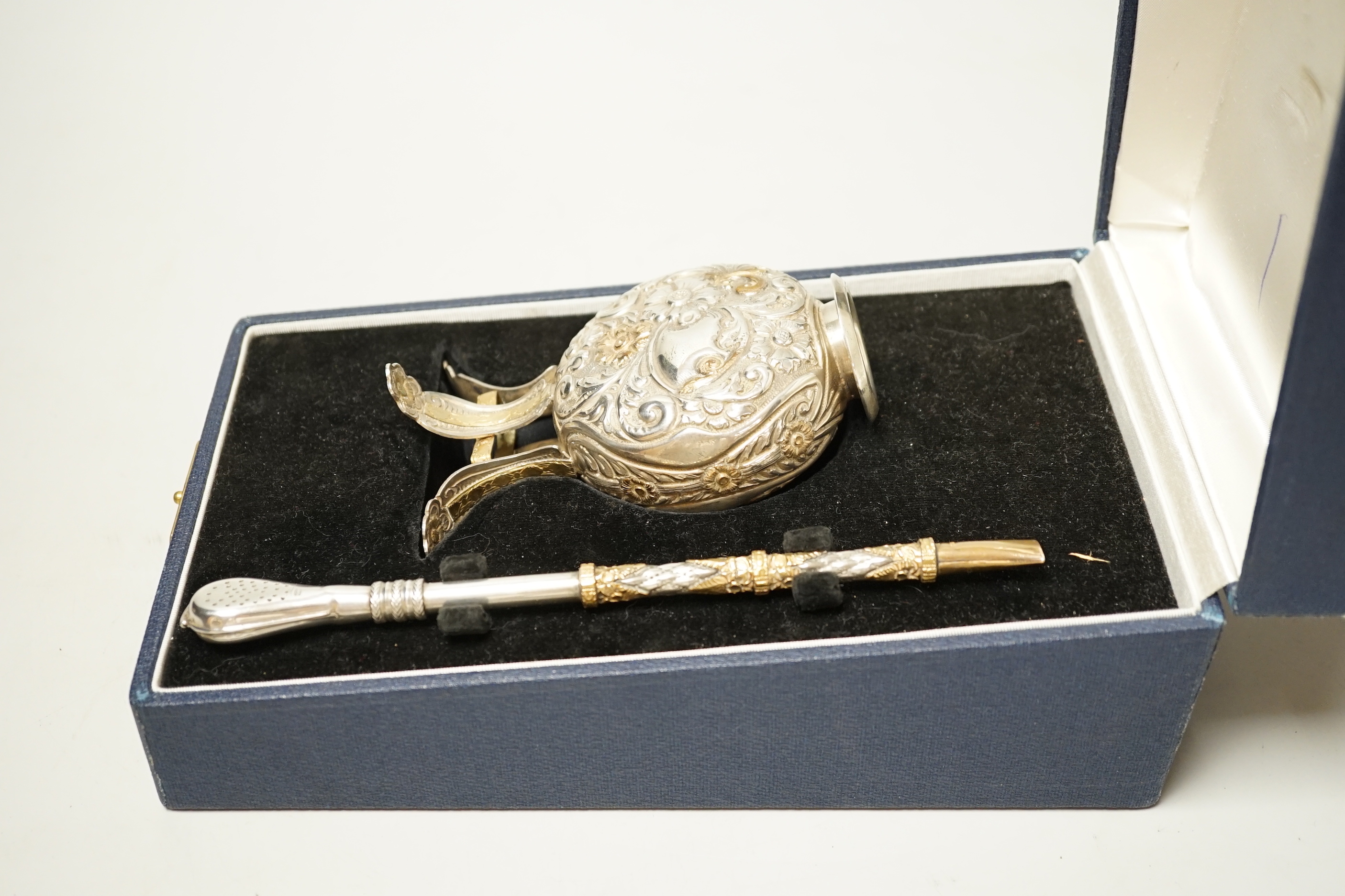 A cased Argentinian embossed white and yellow metal bombilla and mate cup, cup height 11.6cm.